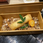 四季彩ダイニング　春 - コチラ『ズワイ蟹の春巻き』
                                
                                デカくてうまいんだ…ガニ。身がギッシリだ…ガニ。
                                
                                結構旨みが濃厚だ…ガニ。