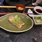 四季彩ダイニング　春 - 鯛お刺身？　余市鮟肝　大根おろしと浅葱
      
      こんなん食べたかな〜って一晩考えて判明。
      
      コレは甲殻類が苦手なショクさんのヤ〜ツ
      
      人の分まで欲張って写真撮るとこうなる。