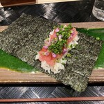 四季彩ダイニング　春 - 長崎の鮪の突先（とっさき）の巻き物
      
      味がついてまふ。ねっとりと柔らかくて甘〜い！
      
      うんまままっー！