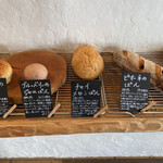 天然こうぼぱん とことこ - ちょっぴりハードなピオーネぱんも、まいう〜屋根(〃ω〃)