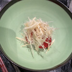 四季彩ダイニング　春 - 苺のパームシュガー
      
      苺は日野産のやよい姫　パームシュガーは
      
      口に入れると雪の様に溶けてなくなります。
      
      コレはめちゃうんまい。