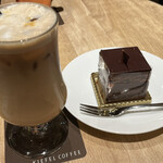 キーフェルコーヒー - カフェキャラメルとチョコレートケーキ