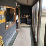 豊水 - 入口に向かう通路　いい感じ　石畳と砂利　メニュー見れます