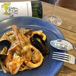 トラットリアイルポッツォ - リングイネ　ペスカトーレロッソ（ビアンコもできます）