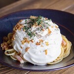 トラットリアイルポッツォ - イルポッツォ代表メニュー！ふわふわエスプーマのカルボナーラ。（普通のカルボナーラにもできます）