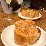 トラットリアイルポッツォ - 明太子トースト。ガーリックトースト（テイクアウト可）