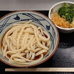 丸亀製麺 - 丸亀製麺 西葛西メトロセンター店 ぶっかけ 冷 税込390円 セルフ調達した無料の3種類の薬味を添えて