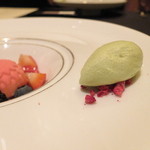 ガストロノミー ジョエル・ロブション - ダリア　ライム風味のチーズケーキ、フリュイ・ルージュのクーリとバジルのグラス