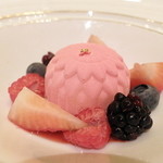 ガストロノミー ジョエル・ロブション - ダリア　ライム風味のチーズケーキ、フリュイ・ルージュのクーリとバジルのグラス