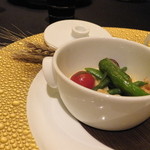 ガストロノミー ジョエル・ロブション - 旬の野菜達　小さなココットでエチュベに、トピナンブールのチップを散らして