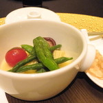 ガストロノミー ジョエル・ロブション - 旬の野菜達　小さなココットでエチュベに、トピナンブールのチップを散らして