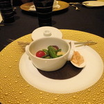 ガストロノミー ジョエル・ロブション - 旬の野菜達　小さなココットでエチュベに、トピナンブールのチップを散らして