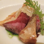 ガストロノミー ジョエル・ロブション - 特選和牛　グリエしアーティチョークのバリグール風ピュレとタプナードで仕上げたジュと共に