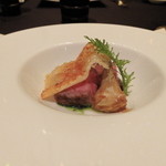 ガストロノミー ジョエル・ロブション - 特選和牛　グリエしアーティチョークのバリグール風ピュレとタプナードで仕上げたジュと共に