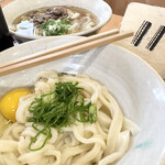 Takematsu Udon Ten - 色の薄い卵とこだわりのお醤油　これはシンプルに美味しい　温かいおうどんもせせりの炭火が合います　手切りうどん　心地よいトントンが聞こえてきます