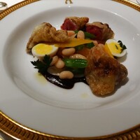 アピシウス - フランス産小鳩の胸肉のベニエ、白隠元豆のサラダ添