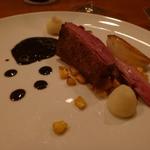 アノニム - フランス産鴨のロースト、コーン、ペコリス、レモン風味マッシュポテト、コーンのヒゲのロースソース添え