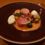 アノニム - 天然鰤のカルパッチョ、ガスパッチョソース、弓削牧場のモツァレラチーズ、季節の野菜添え