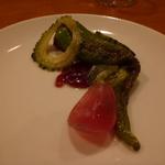 アノニム - 万願寺唐辛子の夏鹿肉詰め、ニガウリ、レッドオニオンピクルス、ベリーソース添え