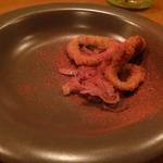 アノニム - 剣先イカのフリット、レッドオニオンスライス、レッドカーラントかけ