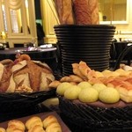 ガストロノミー ジョエル・ロブション - 大量の自家製パン