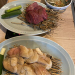 広島焼肉　肉屋のぶすけ紙屋町 - 洗いダレ塩ホルモン（焼いてから奥のタレで脂を洗います。タレはちゃんと1人一皿）
            &コリコリタン