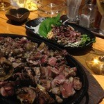 所狭しとワイングラスに地鶏塩焼きが並ぶ様子