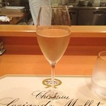 小田島 - 乾杯のシャンパン。
                                ええ、美味しいです。