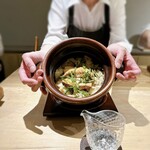 御料理 ふじ田 - 土鍋ご飯：サクラマス、筍、揚げ九条ねぎ