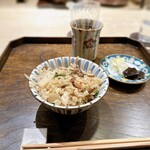 御料理 ふじ田 - 土鍋ご飯：サクラマス、筍、揚げ九条ねぎ