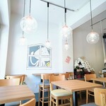 Another Belly - 店内