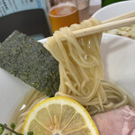 ユナイテッド ヌードル アメノオト - 麺は細麺。昆布水はねっとり。