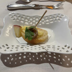 レストラン山崎 - アミューズ：長谷川自然牧場ソーセージ りんごのピクルス りんごバター バケット