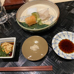 四季彩ダイニング　春 - お刺身3点盛り（ヒラメ、カワハギ、ボタン海老）
      
      エンガワもある。余市の鮟肝でいただきます。