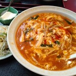 Eiri - 酸辣湯麺（小ライス、サラダ、デザート）800円