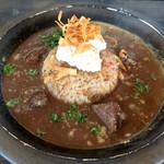 City cafe and space - スパイシーポークカレー燻製ポテサラ乗せ＠1540円