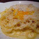 カンティネッラ イル プレミオ - バターとパルミジャーノレッジャーノのスパゲティ、半熟玉子添え