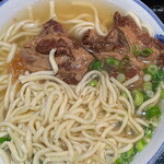 みやら製麺 - ソーキ，麺，出汁のコラボショット