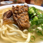 みやら製麺 - ソーキ，麺，出汁のコラボショット 