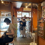 みやら製麺 - 店内の様子 一番奥の客席から入口を振り返る