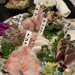 弥平 - 大将おすすめの刺身盛り合わせ。その日の仕入れ具合で変わります。