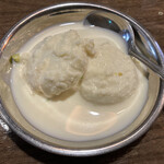 ネパール民族料理 アーガン - デゥドバリ（Dudh Bhari）カッテージチーズのミルクとシロップ漬¥385