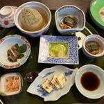 Shinsenna Umino Sachi Washoku Yoshifuku - コースの最初のお膳各種