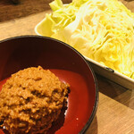 Kushinokura - お通し　肉味噌とキャベツ