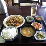 まんまる亭 - 牛ばら肉のスタミナ炒め定食