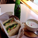 パン以外のメニューは多くありませんが、ウィルキンソンのジンジャーエール（130円）を置いてあるのは流石。