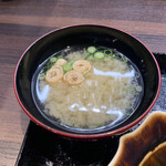 Yakiniku Semmon Ten Nariya - 味噌汁は、歯応えのあるわかめ入り。