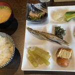 家庭料理 おばんざい なゆな - ごはん、味噌汁、蕗、ししゃも、茹で豚、蕗味噌、大根の柚子胡椒漬け、野菜スティック