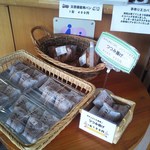 松の実 - こんなお菓子や乾パンもあるよ！