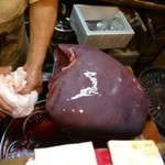 もつ焼 まるい - 巨大レバー